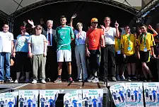 Bürgermeister Jens Böhrnsen und Präsidentin Ingelore Rosenkötter inmitten der Sportlerinnen und Sportler