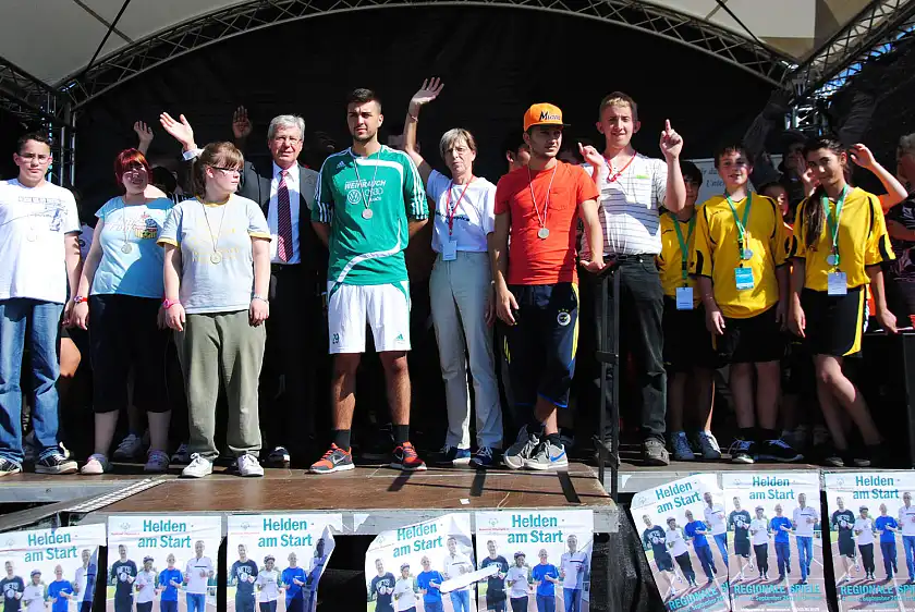 Bürgermeister Jens Böhrnsen und Präsidentin Ingelore Rosenkötter inmitten der Sportlerinnen und Sportler