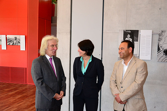 Botschafter Hüseyin Avni Karslioglu (links) und Bremens Bevollmächtigte Ulrike Hiller eröffnen Ausstellung von Ilker Maga (rechts)