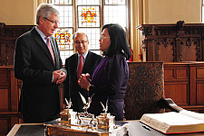 Bürgermeister Jens Böhrnsen und Botschafterin Dr. Nguyen Thi Hoang Anh im Gespräch