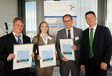 Umweltsenator Dr. Joachim Lohse begrüßt die drei neuen Mitglieder WeserWind, machtTechnik und BIBA in der Bremer Umweltpartnerschaft (v.l.n.r: Raimund Veigel, Weserwind, Dr. Antje Brucks, machtTechnik, und Olaf Simon, BIBA)