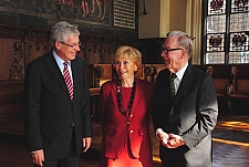 Bürgermeister Jens Böhrnsen zusammen mit Nina Grunenberg-Lüst und Prof. Reimar Lüst