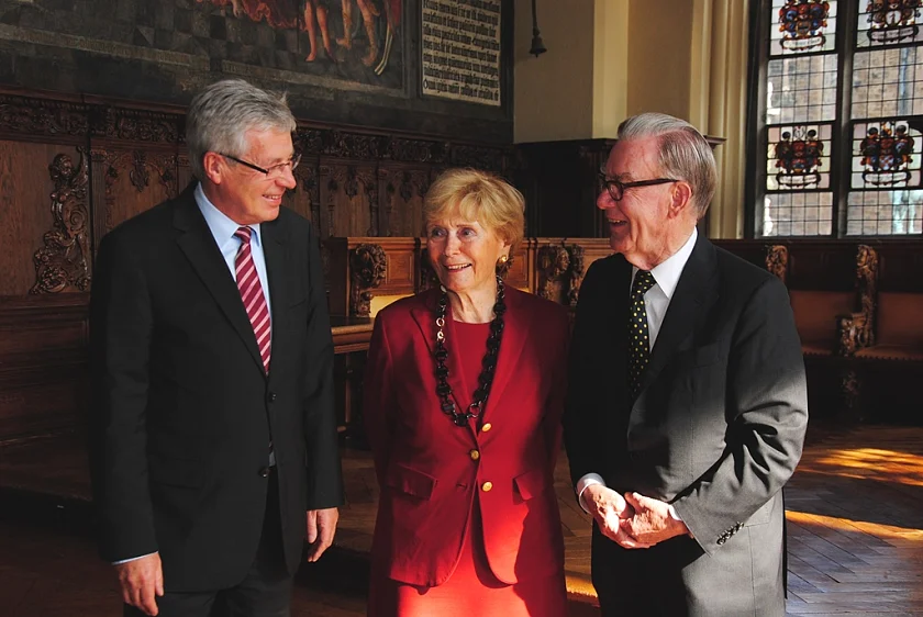 Bürgermeister Jens Böhrnsen zusammen mit Nina Grunenberg-Lüst und Prof. Reimar Lüst