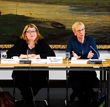 Anja Stahmann, Senatorin für Soziales, Kinder, Jugend und Frauen, und Eva Quante-Brandt, Senatorin für Bildung und Wissenschaft, stellen das Gesamtkonzept vor