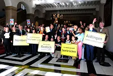 So sehen Sieger aus - Preisverleihung "Hauptstadt des Fairen Handels" im Bremer Rathaus