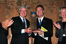 Bremens Bürgermeister Jens Böhrnsen überreicht dem Rostocker Senator Holger Matthäus den Wanderpokal und gratuliert zum Titel "Hauptstadt des Fairen Handels 2013"]