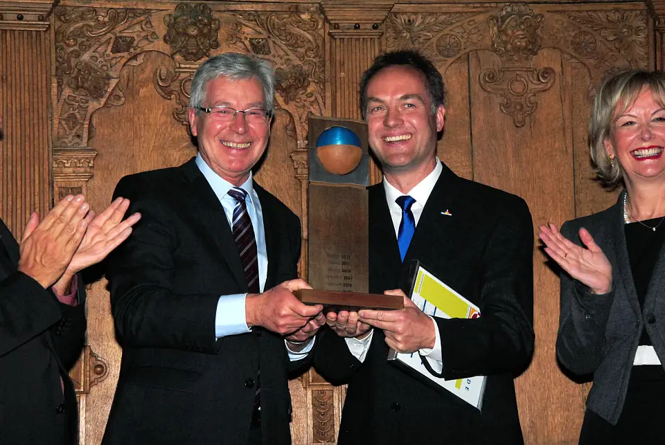 Bremens Bürgermeister Jens Böhrnsen überreicht dem Rostocker Senator Holger Matthäus den Wanderpokal und gratuliert zum Titel 