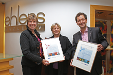 Umweltstaatsrätin Gabriele Friderich gratuliert Ilona und Axel Thierfelder, Inhaber Juwelier Ehlers, zum Klimaschutzbetrieb 2013 und nimmt den Goldschmiede- und Uhrmacherbetrieb als neues Mitglied in die Bremer Umweltpartnerschaft auf