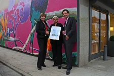 Mit neuer Außendämmung und LED-Beleuchtung zu mehr Energieeffizienz: Juwelier Ehlers ist neues Mitglied in der Bremer Umweltpartnerschaft. Gabriele Friderich, Staatsrätin beim Senator für Umwelt, Bau und Verkehr, gratuliert den Inhabern Ilona und Axel Thierfelder