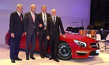 Stolz auf Mercedes made in Bremen: Bürgermeister Jens Böhrnsen, Vorstandsvorsitzender Dr. Dieter Zetsche, Vorstandsmitglied Andreas Renschler und Werkleiter Andreas Kellermann beim Festakt 35 Jahre Mercedes-Benz Pkw-Produktion – 75 Jahre Werk Bremen (v.l.)