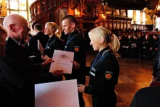 Zeugnisübergabe durch Innensenator Ulrich Mäurer in der Oberen Halle des Bremer Rathauses