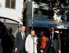 Ortsamtsleiter Heiko Dornstedt, Bürgermeister Jens Böhrnsen, Katharina Duckwitz, Gemeinde-Vorsitzende Elvira Noa und Senator Dr. Joachim Lohse am Hinweisschild auf dem Botschafter-Duckwitz-Platz
