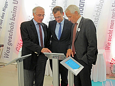 DESY-Direktor Prof. Helmut Dosch, Wirtschaftssenator Martin Günthner und Universum®-Geschäftsführer Dr. Herbert Münder am „Teilch-o-mat“.