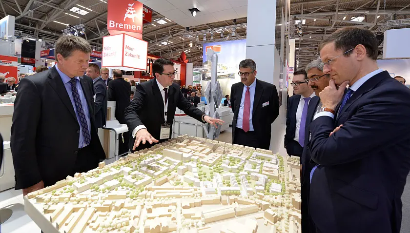 Auch in München Thema: das Neue Hulsberg-Viertel. v.l.n.r.: Dr. Joachim Lohse (Senator für Umwelt, Bau und Verkehr der Freien Hansestadt Bremen), Florian Kommer (Geschäftsführer der GEG Grundstücksentwicklung Klinikum Bremen-Mitte GmbH & Co. KG), Andreas Heyer (Vorsitzender der Geschäftsführung der WFB Wirtschaftsförderung Bremen GmbH), Tim Cordßen (Senator für Wirtschaft, Arbeit und Häfen der Freien Hansestadt Bremen), Melf Grantz (Oberbürgermeister Bremerhaven) und Senator Martin Günthner (Senator für Wirtschafts, Arbeit und Häfen der Freien Hansestadt Bremen)