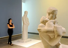 George Minne, Mutter und Kind, um 1930 in Gips,;Mutter und Kind, 1935 in Stein