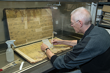 Holger Laufhütte bei der Arbeit an den Musterbüchern