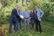 Als erstes Unternehmen und Mitglied der ‘puu‘ erhält Werkstatt Bremen die Anerkennung, „Orte der biologischen Vielfalt“ geschaffen zu haben. (v.r.n.l.) Martin Rode, Geschäftsführer BUND und Dr. Diana Wehlau, Referatsleiterin beim Senator für Umwelt, Bau und Verkehr, gratulieren Jörn Albrecht, Umweltmanagementbeauftragter, Wolfgang Rohde, Gärtnermeister, und Holger Clausen, stellv. Geschäftsführer der Werkstatt Bremen