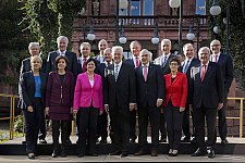 Der Präsident des Senats, Bürgermeister Jens Böhrnsen, mit den Regierungschefinnen und Regierungschefs der Länder (2. Reihe, L.)