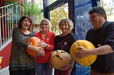 Hatten viel Spaß beim „day of caring“: Senatorin Karoline Linnert, Sabine Prioletti, Christa Brämsmann (beide vom Mütterzentrum) und Staatsrat Dietmar Strehl (von links)