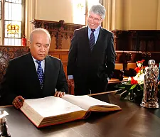 Der Botschafter beim Eintrag in das Goldene Buch