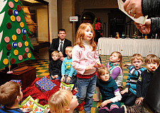 Adventskalenderaktion: Kinder öffnen ihr Türchen im Bremer Rathaus