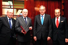 Der ehemalige Honorarkonsul von Island, Reinhard Meiners, Senator für Inneres und Sport, Ulrich Mäurer, Honorarkonsul der Republik Island, Emanuel Schiffer und der Doyen des Konsularischen Korps, Hans-Christoph Enge bei der Urkundenübergabe (v.l.)