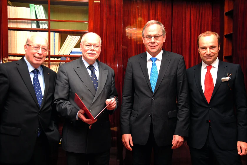 Der ehemalige Honorarkonsul von Island, Reinhard Meiners, Senator für Inneres und Sport, Ulrich Mäurer, Honorarkonsul der Republik Island, Emanuel Schiffer und der Doyen des Konsularischen Korps, Hans-Christoph Enge bei der Urkundenübergabe (v.l.)