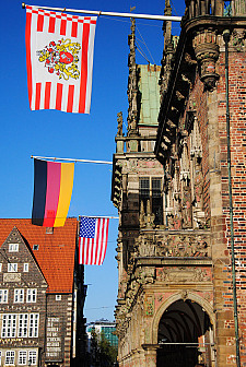 Festlich beflaggt: Das Bremer Rathaus