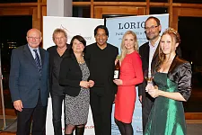 Loriot-Wein Weltpremiere in der Landesvertretung Bremen mit Walter Momper, Bernhard Brink, Ulrike Hiller, Cherno Jobatey, Jette Joop, Volker Emmrich und Mosella-Weinkönigin Nina Pastor( v.l.)