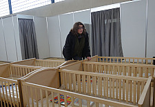 Senatorin Anja Stahmann besucht die Notunterkunft an der Bardowickstraße. Noch stehen die Kinderbetten mitten im Raum, wenn die Familien ankommen, werden sie auf die abgetrennten Schlafbereiche verteilt.