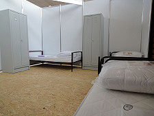 Ein abgetrennter Schlafbereich mit drei Betten in der Notunterkunft an der Bardowickstraße.