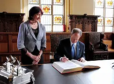 Beim Eintrag in das Goldene Buch der Stadt: Botschafter John B. Emerson und Bürgermeisterin Karoline Linnert