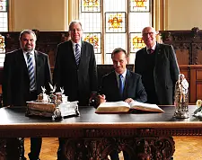 Der Botschaftsrat für Wirtschaft und Handel, Vesselin Gornishki, Bürgermeister Jens Böhrnsen, Botschafter der Republik Bulgarien, Radi Naidenov, und der Honorargeneralkonsul Prof. Dr. Gerd-Winand Imeyer (v.l) beim Eintrag in das Goldene Buch