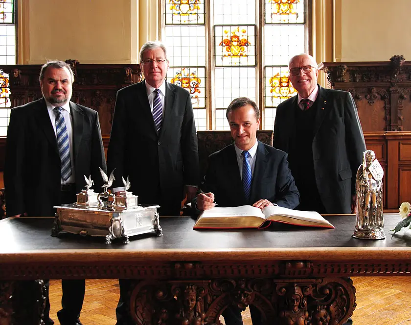 Der Botschaftsrat für Wirtschaft und Handel, Vesselin Gornishki, Bürgermeister Jens Böhrnsen, Botschafter der Republik Bulgarien, Radi Naidenov, und der Honorargeneralkonsul Prof. Dr. Gerd-Winand Imeyer (v.l) beim Eintrag in das Goldene Buch