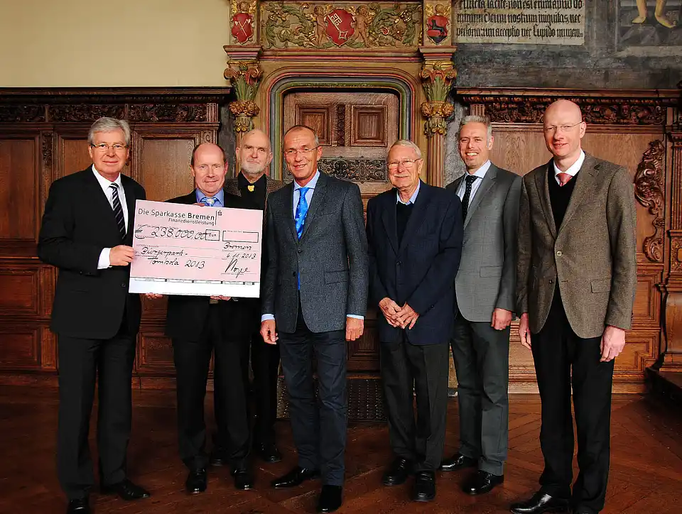 Symbolische Scheckübergabe im Bremer Rathaus