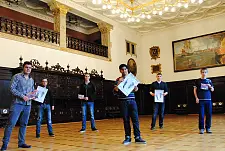 Schüler des Politikkurs der Gesamtschule Ost sind bei der Nacht der Jugend im Bremer Rathaus dabei