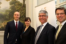 Die Redner der Veranstaltung (v.l.n.r.) Dr. Norbert Hemken, Vorstand Gesundheitswirtschaft Nordwest e.V., Claudia Klöhn, Projektmanagerin Gesundheitswirtschaft Nordwest e.V., Dr. Hermann Schulte-Sasse, Bremer Gesundheitssenator, Dr. Matthias Fonger, Hauptgeschäftsführer Handelskammer Bremen, im Haus Schütting