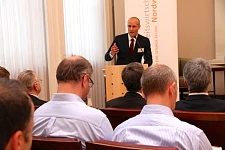 Dr. Norbert Hemken, Vorstand Gesundheitswirtschaft Nordwest e.V., begrüßte die Teilnehmer der Veranstaltung „Gesundheit im Betrieb: Fördern, Managen, Erleben“