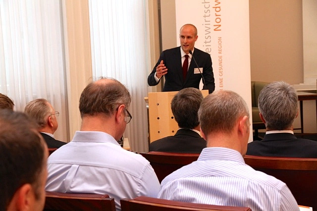 Dr. Norbert Hemken, Vorstand Gesundheitswirtschaft Nordwest e.V., begrüßte die Teilnehmer der Veranstaltung „Gesundheit im Betrieb: Fördern, Managen, Erleben“