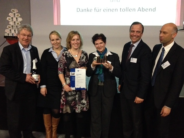 (v.l.): Norbert Caesar (Vorsitzender der Interessengemeinschaft "Das Viertel" e.V., Aufgabenträger BID "Viertel"), Ann-Kathrin Caesar (Quartiersmanagerin des BID "Viertel"), Bettina Schaefers (Handelskammer Bremen), Marianne Grewe-Wacker (Senator für Wirtschaft, Arbeit und Häfen), Stefan Storch (Eigentümervertreter BID "Sögestraße") und Dr. Jan-Peter Halves (Geschäftsführer CS-CityService GmbH, Aufgabenträger BID "Sögestraße")