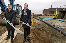 Beim Spatenstich: Senator Martin Günthner (rechts) und Andreas Heyer (links)
