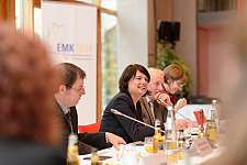 Ulrike Hiller leitet die EMK-Sitzung