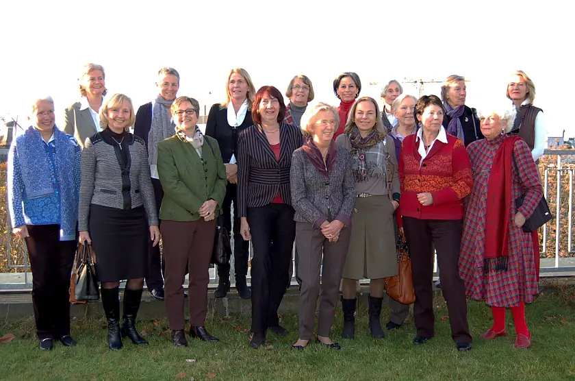 Die Damen des Konsularischen Korps mit Bürgermeisterin Linnert auf der Dachterrasse