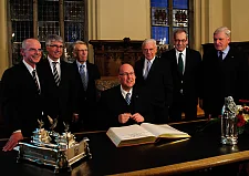 Ehrengast Renke Brahms, Schriftführer der Bremischen Evangelischen Kirche, trägt sich in das Goldene Buch ein