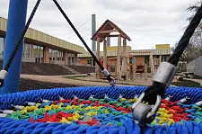 Bereit für spielende Kinder ist die Kita Airport ein Stück Architektur gewordene Zukunft  - Im Hintergrund die markante Schrägseilbrücke der A 281