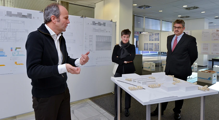  Architekt Joachim Staudt (links) erläutert den Entwurf, mit dem das Büro huber staudt architekten bda (Berlin) den Wettbewerb um das EcoMaT gewonnen hat – anlässlich der Eröffnung einer Ausstellung aller Wettbewerbsbeiträge gratulierten ihm Bremens Senatsbaudirektorin Prof. Iris Reuther und Andreas Heyer, Vorsitzender der Geschäftsführung der WFB Wirtschaftsförderung Bremen GmbH.