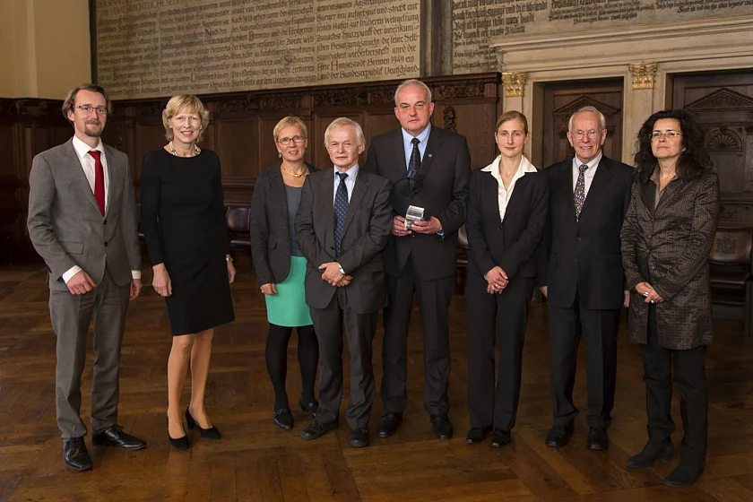 (von links): Mathias Brodkorb (Minister für Bildung, Wissenschaft und Kultur, Mecklenburg-Vorpommern), Dr. Dorothee Stapelfeldt (Senatorin der Behörde für Wissenschaft und Forschung, Hamburg), Prof. Dr. Eva Quante-Brandt (Senatorin für Bildung und Wissenschaft, Bremen), Prof. Dr. Michael Hecker (stellv. Direktor des Instituts für Mikrobiologie, Universität Greifswald), Prof. Dr. Rolf Daniel (Institut für Mikrobiologie und Genetik der Universität Göttingen), Dr. Susanne Sievers, Institut für Mikrobiologie der Universität Greifswald), Prof. Dr. Gerhard Gottschalk (Institut für Mikrobiologie und Genetik der Universität Göttingen), Dr. Gabriele Heinen-Kljajic (Ministerin für Wissenschaft und Kultur, Niedersachsen)