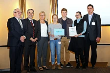 Übergabe der Auszeichnung "MINT-freundliche Schule" an die Oberschule an der Ronzelenstraße. Links im Bild: Thomas Sattelberger (Vorstandsvorsitzender "MINT Zukunft schaffen"), Peter Golinski (Abteilungsleiter Bildung und Arbeitsmarkt des Arbeitgeberverbandes Nordmetall) und Senatorin Prof. Dr. Eva Quante-Brandt