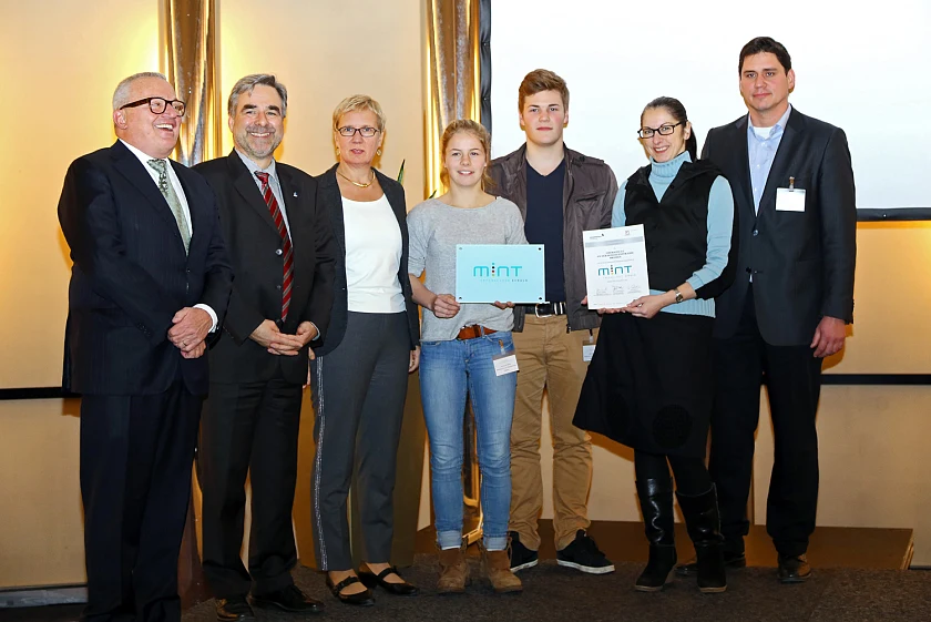 Übergabe der Auszeichnung "MINT-freundliche Schule" an die Oberschule an der Ronzelenstraße. Links im Bild: Thomas Sattelberger (Vorstandsvorsitzender "MINT Zukunft schaffen"), Peter Golinski (Abteilungsleiter Bildung und Arbeitsmarkt des Arbeitgeberverbandes Nordmetall) und Senatorin Prof. Dr. Eva Quante-Brandt