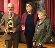 Sozialsenatorin Anja Stahmann zusammen mit dem Ehepaar Waltraud und Helmut Helmken